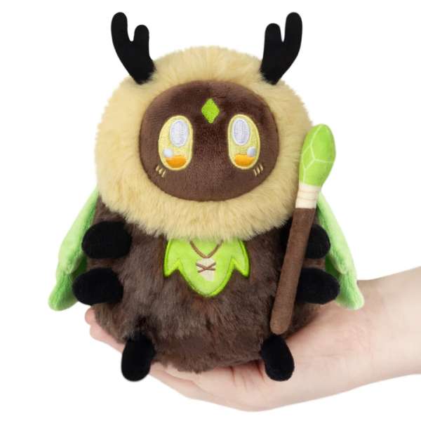 Alterego Møl Salvie plush bamse holdt i hånd – sød brun og grøn møl med bløde vinger, store øjne og lille stav, perfekt gaveidé fra vicca.dk

