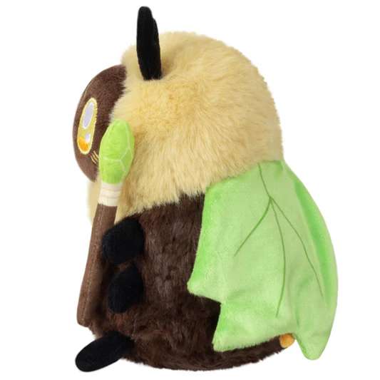Alterego Møl Salvie bamse set fra siden – blød plush figur med grønne bladvinger og detaljeret design, kawaii samlerobjekt fra vicca.dk

