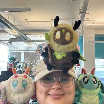 Alterego Møl Salvie bamse placeret på hat – kawaii plush legetøj sammen med andre figurer, perfekt gave og dekoration fra vicca.dk

