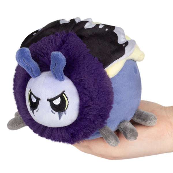 Blød lilla og blå plys bamse formet som en sød fantasy bille med store øjne, små ben og vinger – kawaii plush legetøj vist i hånd, perfekt som gave til børn og voksne

