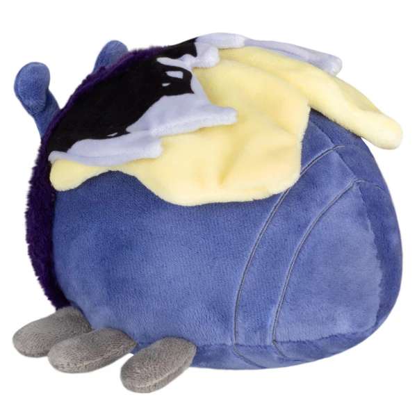 Rund og blød plys bamse i blå og lilla med detaljerede vinger og sødt design – kawaii insekt plush legetøj set bagfra, ideel som gave og samlerobjekt

