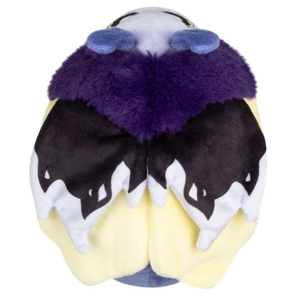 Sød fantasy bille bamse med lilla pels og sorte samt cremefarvede vinger set ovenfra – blød kawaii plush i høj kvalitet til hygge og gave

