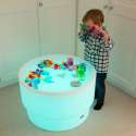 dreng er igen med at lege med Sensory Mood Discovery Bord