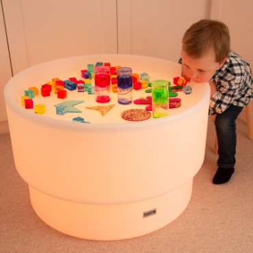 Barn leger ved tickit Sensory Mood Discovery bord – lysbord til sansestimulering, leg og visuel udforskning

