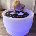 en dreng her bygge en vej på Sensory Mood Discovery Bord 