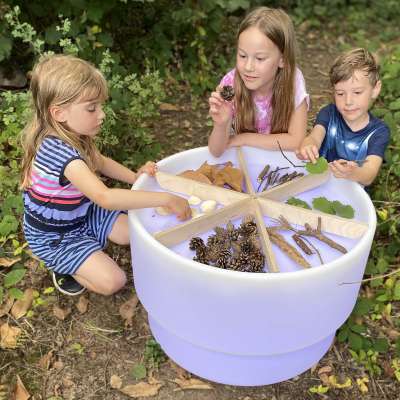 Børn leger sammen ved Sensory Mood Discovery bord – social og sanselig leg med lys og materialer

