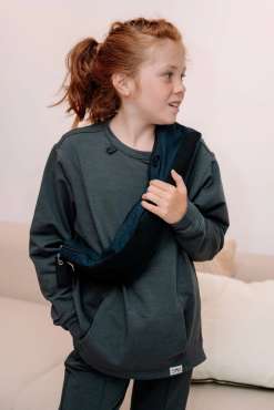 CalmDesign bæltetaske med tyngde båret over skulder – sansestimulerende taske til ro og kropslig regulering

