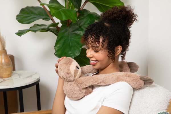 en pige og Dovendyret Sawyer hygge sammen 