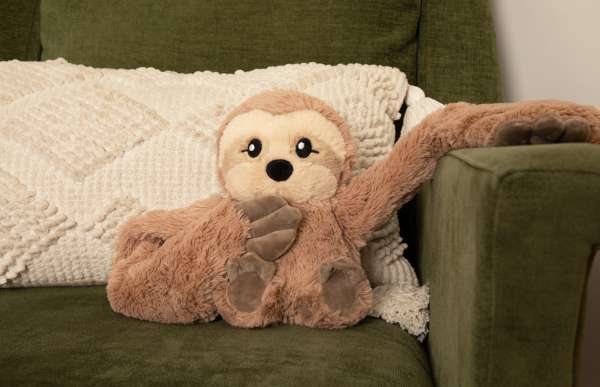 Dovendyret Sawyer i en sofa 