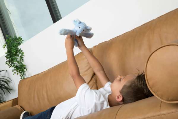 Dreng leger med elefant bamse med lange arme, blød krammebamse til leg og tryghed

