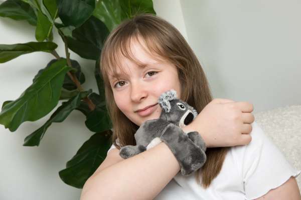 Hug Baby Quinn sidde på arm af en pige