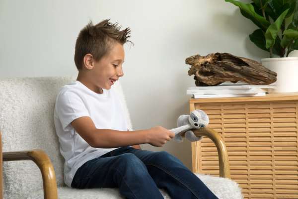 Hug Baby Sam sammen med en dreng 