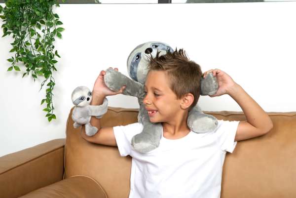 Hug Baby Sam og stor Sam lege samme med en dreng 