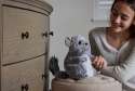 Warmies chinchilla bamse på sofa ved barn – skaber tryghed og hygge




