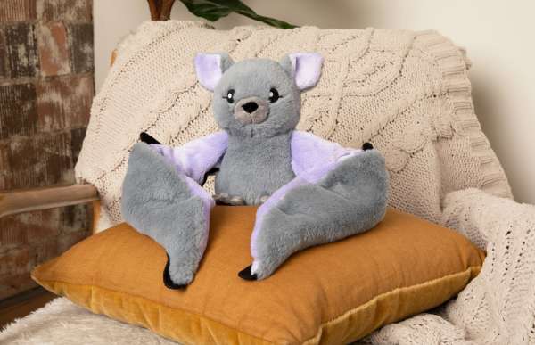 Flagermusen Berkeley på sofa – tyngdeven til rolige pauser og hygge

