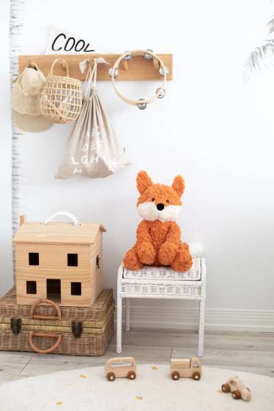 Ræven Frankl sider på en stol 