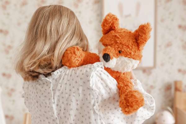 Ræven Frankl på skulder – hyggelig og blød krammebamse

