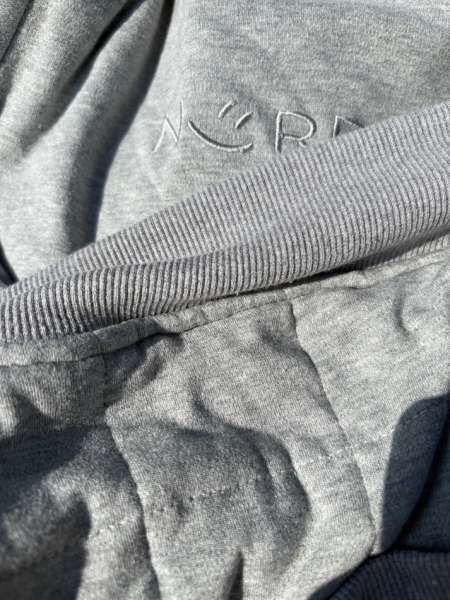 Inderside af tyngdehoodie med syninger og struktur, komfortabel og beroligende hoodie til børn

