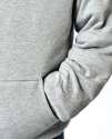 Detalje af ærme på grå hoodie, blød og slidstærk kvalitet på tyngdehoodie til børn

