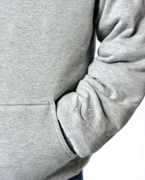 Detalje af ærme på grå hoodie, blød og slidstærk kvalitet på tyngdehoodie til børn


