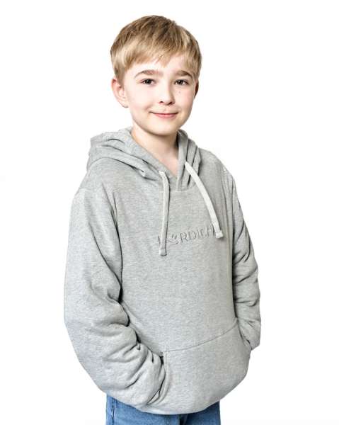 Dreng iført grå tyngdehoodie med afslappet pasform, blød og komfortabel hoodie til børn


