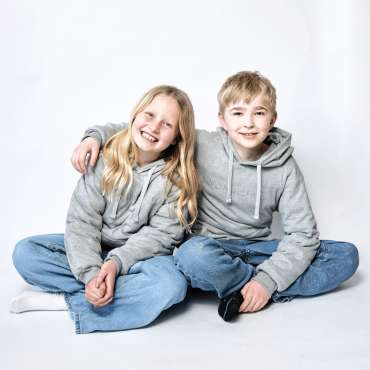 NordicHug Tyngdehoodie vist foldet, med blødt materiale og tydelig fyldning, klar til brug