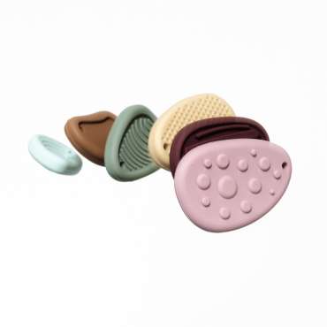 NordicHug Sansedimser vist samlet på bord, med forskellige farver og former klar til sanseleg