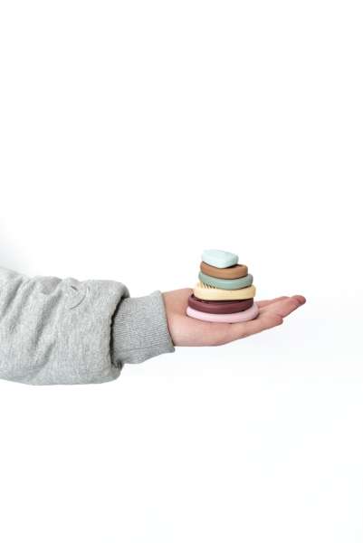 NordicHug Sansedimser ligger på en hånd