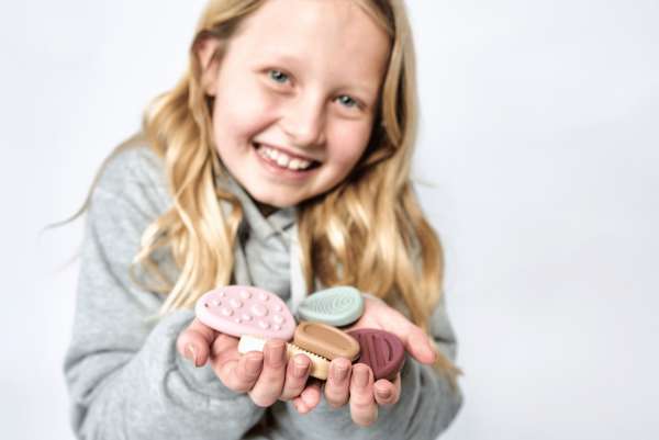 En pige viser NordicHug Sansedimser frem 