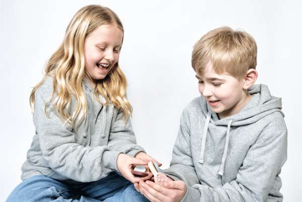 To børn leger med NordicHug Sansedimser