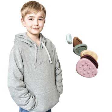 Dreng iført grå tyngdehoodie med sansedimser i hånden, beroligende hoodie til børn med sensorisk legetøj