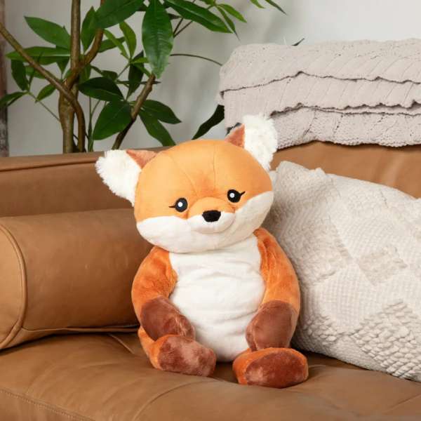 Ræven Forrest sider på en sofa med en hvid pude 