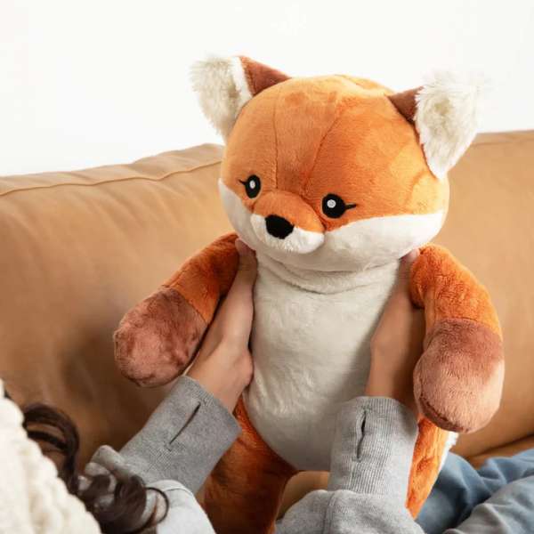 Ræven Forrest hygger med en pige 