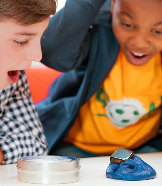 To børn leger med Crazy Aaron’s Thinking Putty – Tidal Wave