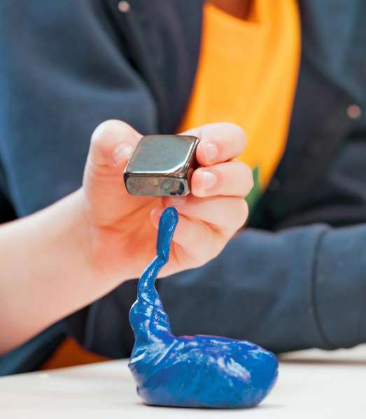 Crazy Aaron’s Thinking Putty – Tidal Wave bliver tiltrukket af en magnet 