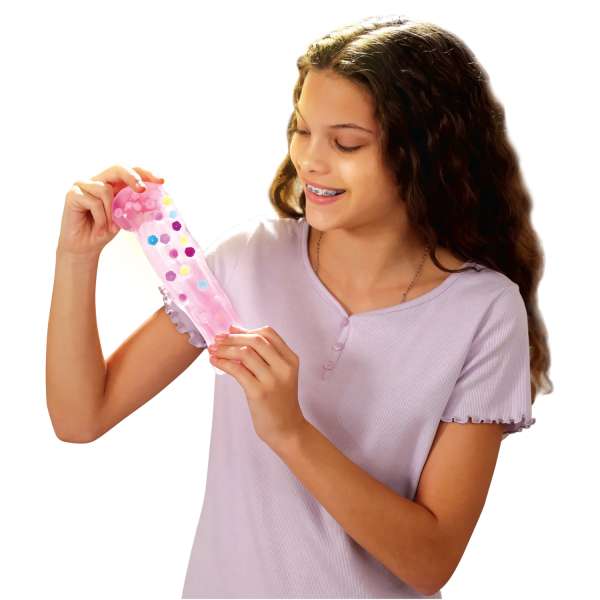 Barn leger med Blooming Botanicals Thinking Putty – strækbart fidget til ro og koncentration


