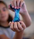 Barn leger med Super Scarab Thinking Putty – strækbart fidget til ro og koncentration

