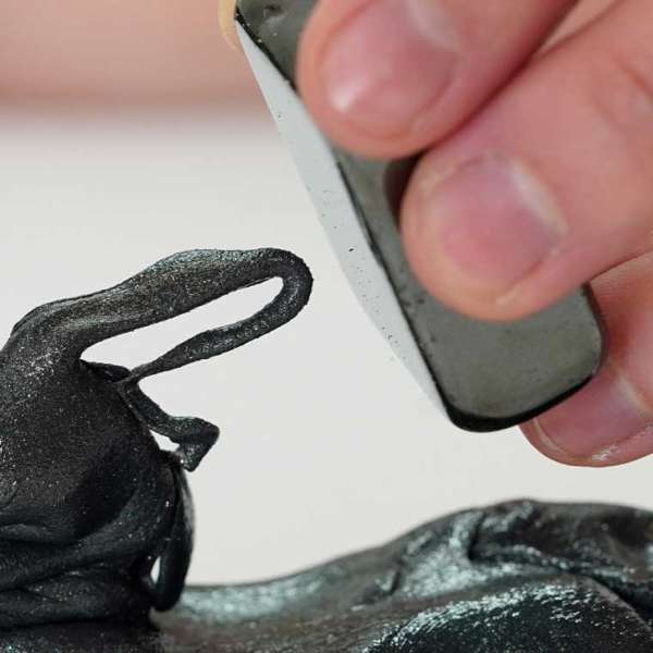 Crazy Aaron’s Thinking Putty – Strange Attractor bliver tiltrukket af en magnet