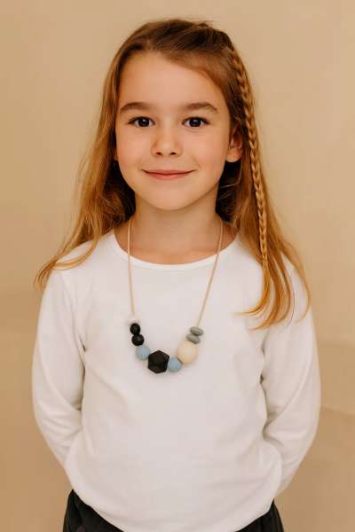 Barn med CalmBeads halskæde – beroligende fidget smykke

