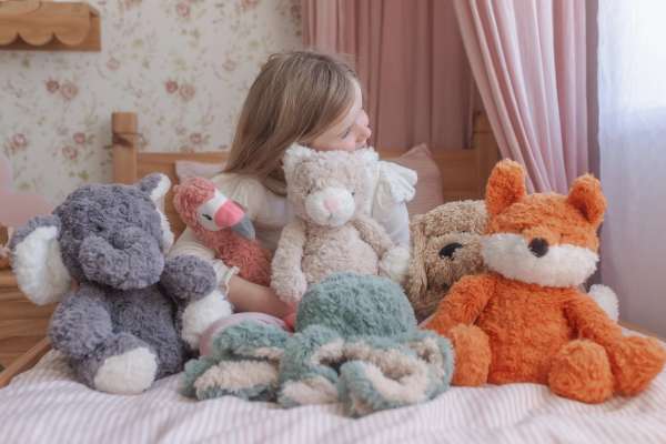 Katten Pickles og en pige sammen med alle dens venner 