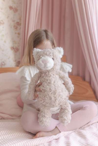 Barn holder Katten Pickles bamse op – stor og blød bamse til leg og kram

