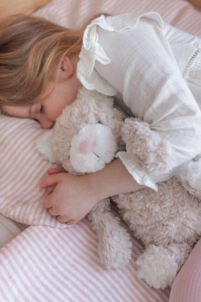 Barn sover med Katten Pickles bamse – giver tryghed ved sengetid

