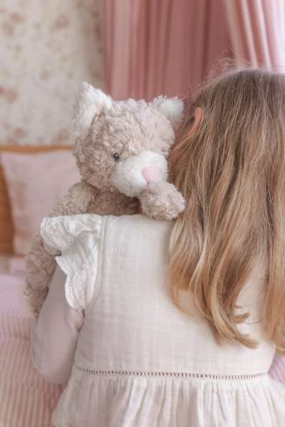 Barn krammer Katten Pickles tæt – blød bamse der skaber ro og nærvær

