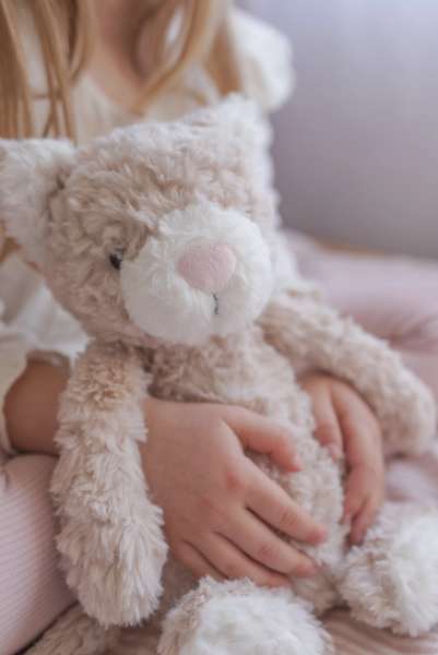 Katten Pickles bamse i hænder – blød og behagelig tekstur

