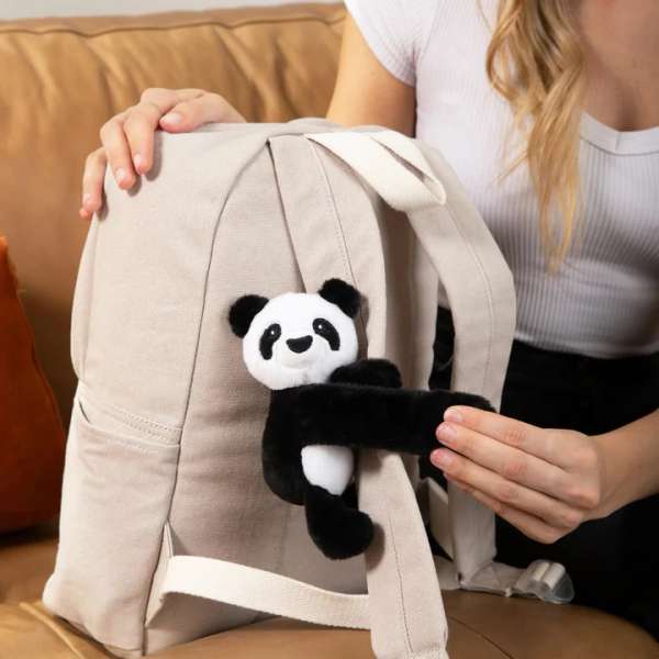 Panda krammebamse viklet rundt om rygsækrem, praktisk og blød bamse med lange arme

