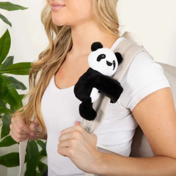 Panda krammebamse fastgjort på rygsækrem, blød bamse med lange arme til børn på farten


