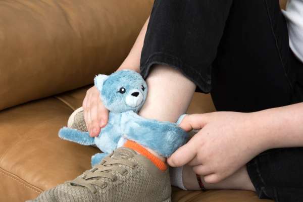 
Blå krammebamse viklet rundt om ben, fleksibel og blød bamse med lange arme til børn

