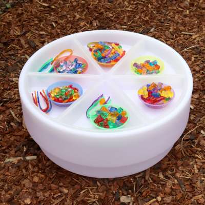 Farverige indsatsbakker til tickit® Sensory Mood Discovery Table – skaber struktur i sanselege.

