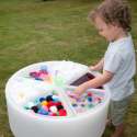 tickit® Sensory Mood Discovery Table + bakkesæt er ude i en have samme dem en dreng 