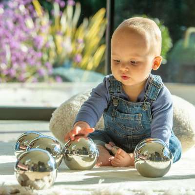 Barn undersøger tickit sansekugler – legetøj til sanselig leg, refleksion og visuel fascination

